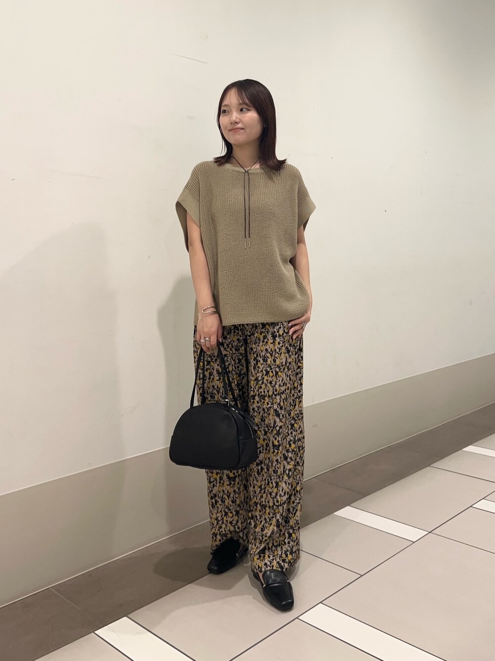 ベージュ系のニット/セーター、ベージュ系のその他パンツ、ブラック系のローファーを着用したレディースの夏コーディネートの1枚目の写真