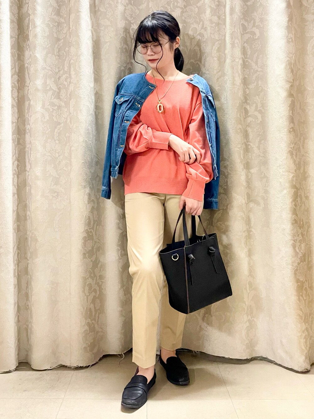 「シューラルー、DRESKIP、今日のコーデ、春服、春コーデ、春色、デニム、ピンク、ニット、パンツスタイル、ローファー、プチプラ、カラーコーデ、デニムジャケット、大人カジュアル」｜「DRESKIPの【レディな着回しのマスト！】ノーカラーGジャン（デニムジャケット、ブルー系）」を使った、かのさん（骨格ストレート・レディース・157cm）の春コーディネートの1枚目の写真