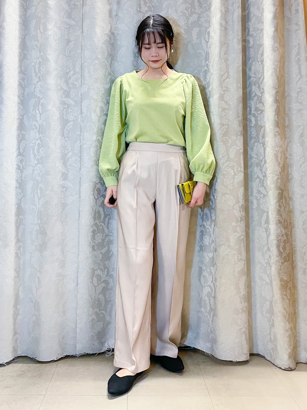「シューラルー、DRESKIP、春コーデ、春服みてみて、お花見、パンツスタイル、イエローグリーン、大人女子、シンプルコーデ、プチプラコーデ、春カラー、デートコーデ、休日スタイル、パンプス、ワイドパンツ」｜「DRESKIPの袖シボシボドッキングプルオーバー（Tシャツ/カットソー、グリーン系）」を使った、かのさん（骨格ストレート・レディース・157cm）の春コーディネートの1枚目の写真