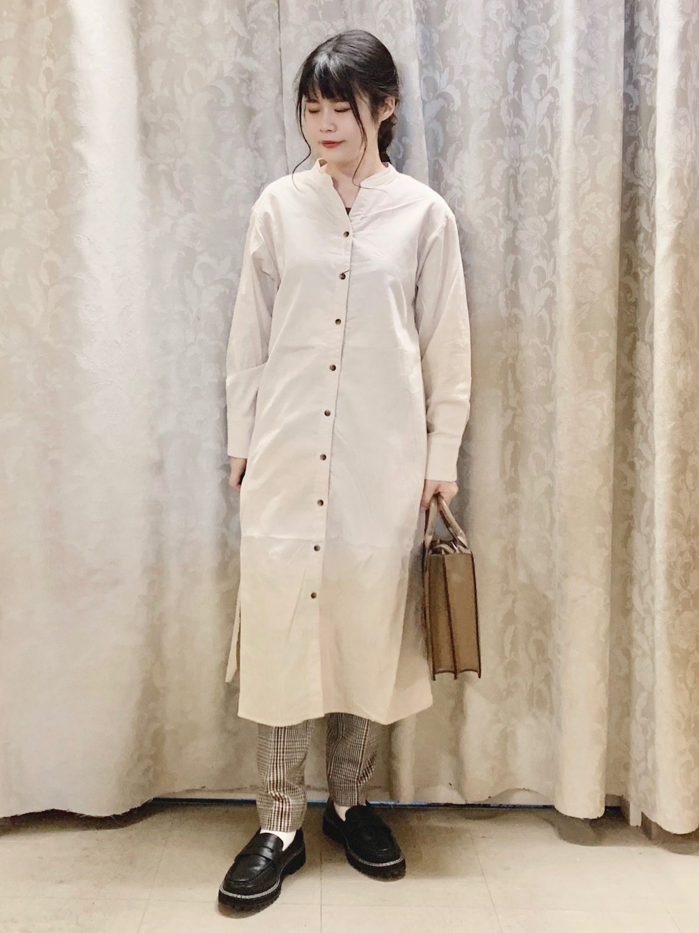 ホワイト系のワンピース、ベージュ系のその他パンツ、ブラック系のドレスシューズを着用したレディースの秋コーディネートの1枚目の写真