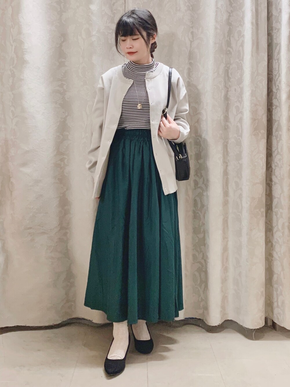 「シューラルー、SHOO-LA-RUE、きれいめカジュアル、カーディガン、カラースカート、グリーン、パンプス、ボーダー、大人カジュアル、秋コーデ、スカートスタイル、大人かわいい、ラクチンコーデ、シンプル、プチプラ」｜「SHOO・LA・RUEの大人気アイテム！スポンディッシュ リングドット カーディガン（カーディガン/ボレロ、ベージュ系）」を使った、かのさん（骨格ストレート・レディース・157cm）の秋コーディネートの1枚目の写真