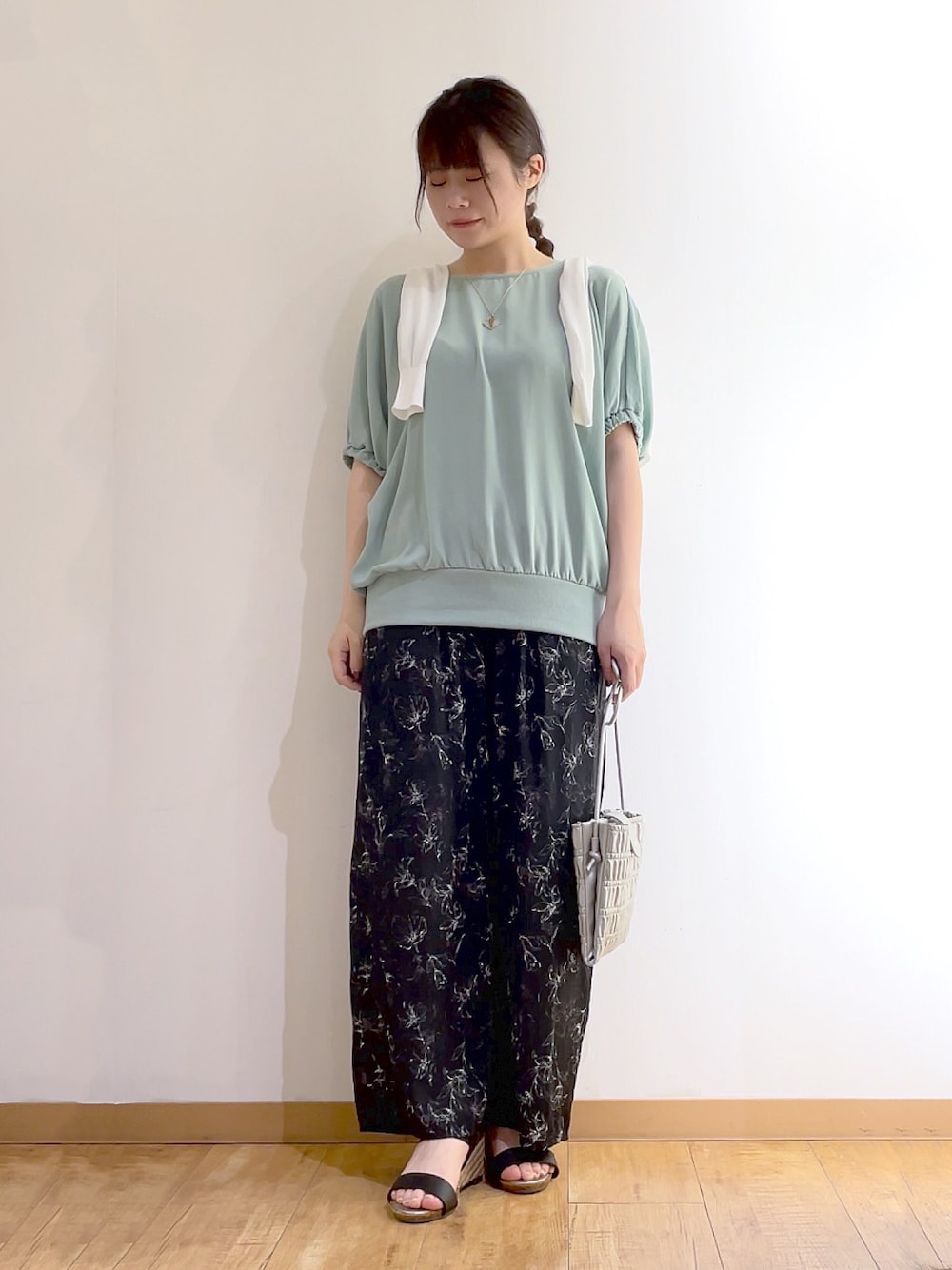 「シューラルー、シューラルー(SHOO・LA・RUE)、DRESKIP、柄パンツ、パンツスタイル、サンダル、夏コーデ、大人コーデ、リラックススタイル、30代コーデ、大人ファッション、プチプラ、楽ちんコーデ、おでかけコーデ、デイリーカジュアル」｜「DRESKIPの【洗える】ひんやりさらっと 大人のシアーカーディガン（カーディガン/ボレロ、ホワイト系）」を使った、かのさん（骨格ストレート・レディース・157cm）の夏コーディネートの1枚目の写真