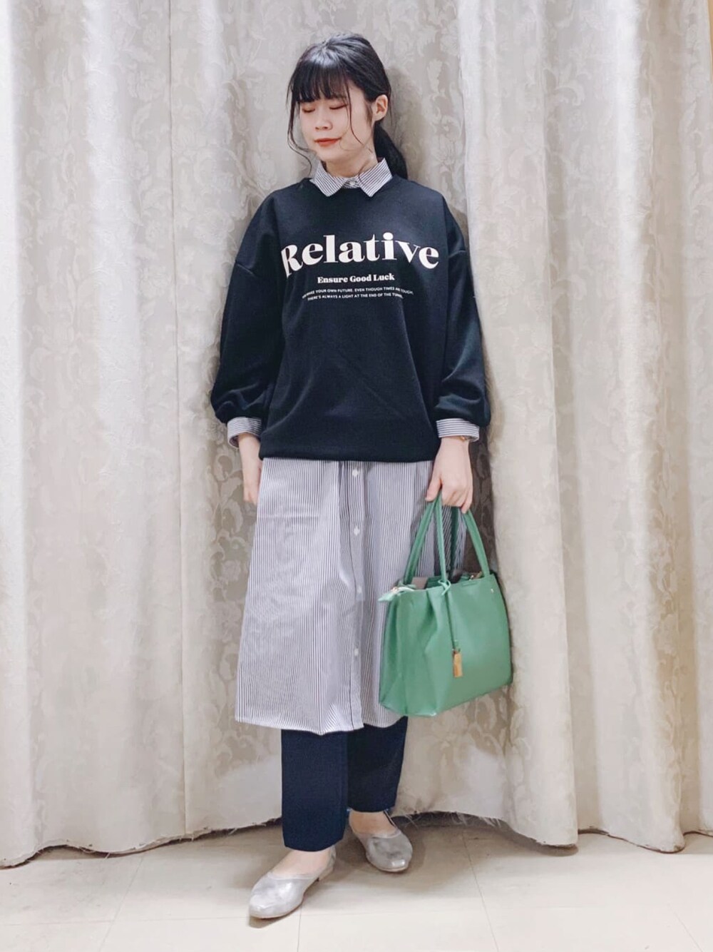 「シューラルー、Cutie Blonde、春服デビュー宣言、お出かけコーデ、春コーデ、レイヤードスタイル、スウェット、シャツワンピ、パンツスタイル、シルバー、大人カジュアル、ブラック、今日のコーデ、プチプラ、パンツコーデ」｜「Cutie Blondeのオーバーサイズプリントプルオーバー（スウェット、ブラック系）」を使った、かのさん（骨格ストレート・レディース・157cm）の春コーディネートの1枚目の写真