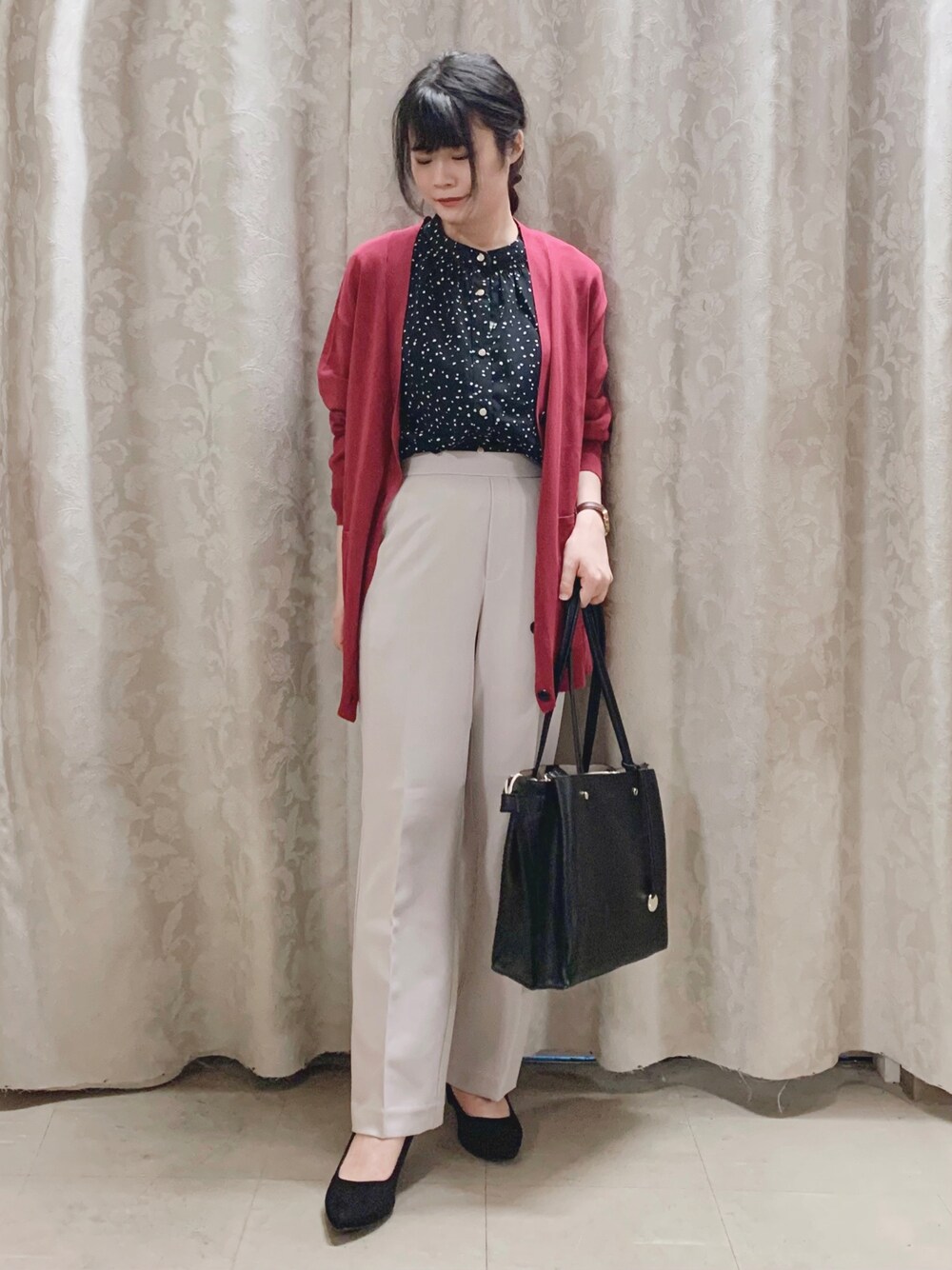 「カーディガン、ブラウス、パンツスタイル、大人女子、プチプラコーデ、秋服、オフィスカジュアル、お仕事コーデ、シューラルー、初秋コーデ」｜「DRESKIPのゆったりVネックカーディガン（カーディガン/ボレロ、パープル系）」を使った、かのさん（レディース・157cm）の秋コーディネートの1枚目の写真