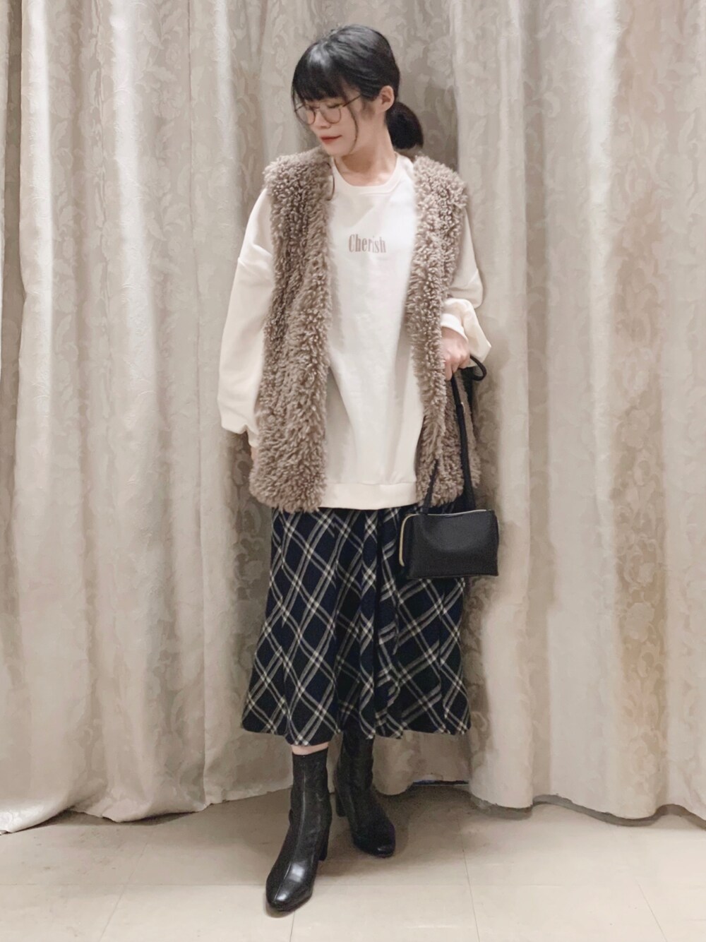 「シューラルー、SHOO-LA-RUE、DRESKIP、Cutie Blonde、ファーベスト、プチプラ、秋のコーデ、オトナカジュアル、お出かけコーデ、ゆるコーデ、オーバーサイズ、楽チンコーデ、ミニバッグ、スカートスタイル、チェック」｜「Cutie Blondeのプードルファーベスト（ベスト、ブラウン系）」を使った、かのさん（骨格ストレート・レディース・157cm）の秋コーディネートの1枚目の写真
