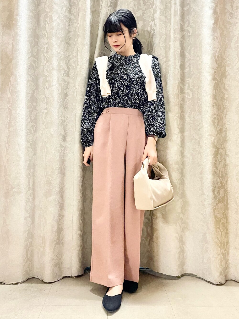 ベージュ系のカーディガン/ボレロ、ブラック系のシャツ/ブラウス、ピンク系のその他パンツを着用したレディースの冬コーディネートの1枚目の写真