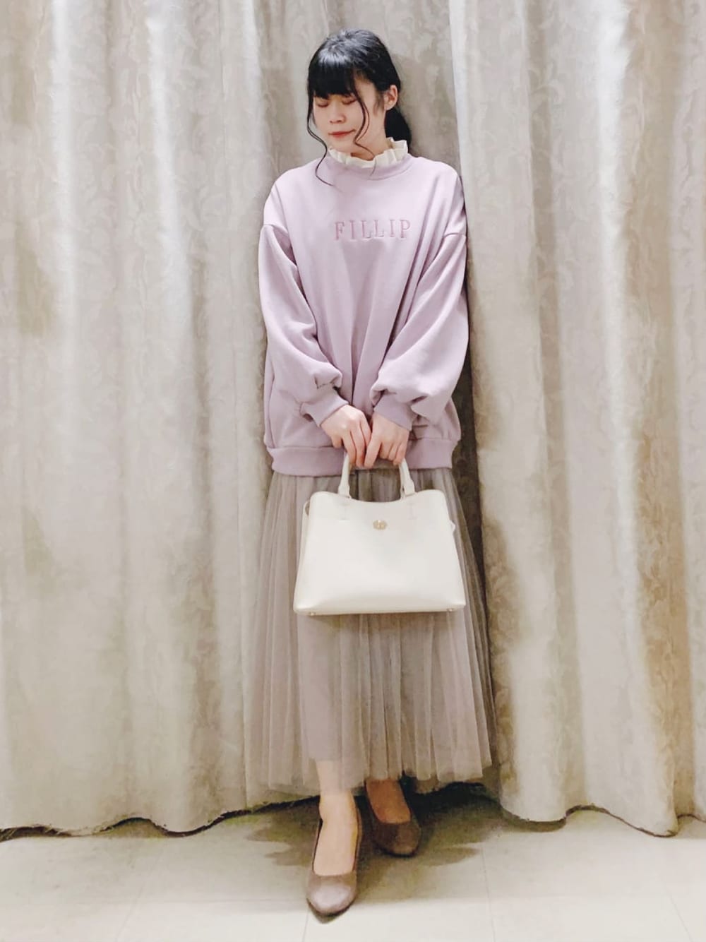 「シューラルー、シューラルー(SHOO・LA・RUE)、Cutie Blonde、今日のコーデ、大人かわいい、大人女子、レイヤードスタイル、スウェット、チュールスカート、パンプス、ロゴスウェット、パープル、きれいめカジュアル、ほめられ本命コーデ、春コーデ」｜「Cutie Blondeの裏起毛オーバーサイズロゴスウェット（スウェット、パープル系）」を使った、かのさん（骨格ストレート・レディース・157cm）の冬コーディネートの1枚目の写真