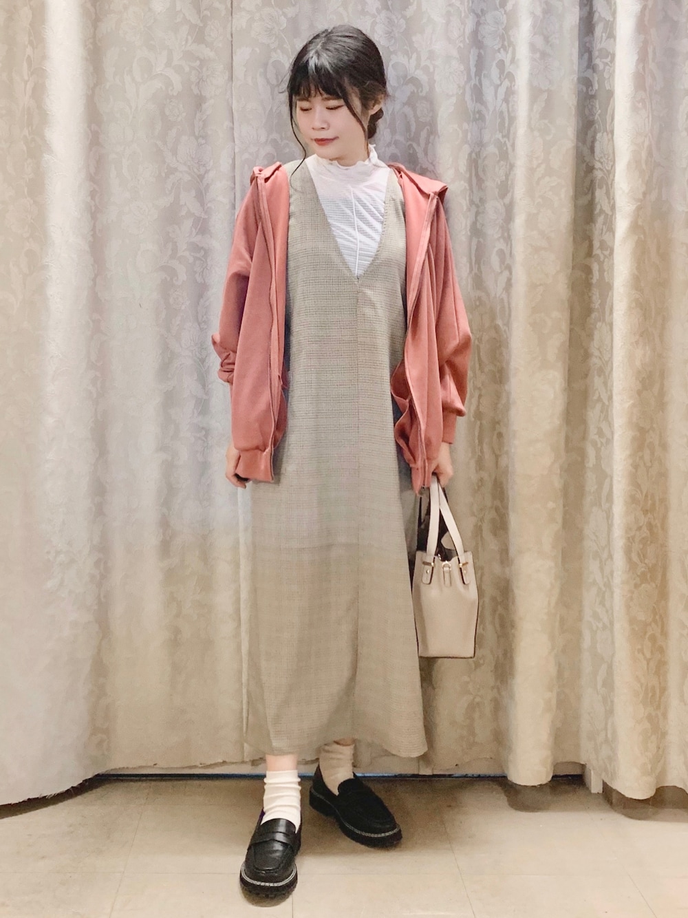 「パーカー、ローファー、秋のコーデ、ジャンパースカート、プチプラ、ゆるコーデ、秋、大人ガーリー、シューラルー、SHOO-LA-RUE」｜「SHOO・LA・RUEのゆるっとシルエットで休日のスタイルにぴったり！ドルマン パーカー（パーカー、ピンク系）」を使った、かのさん（骨格ストレート・レディース・157cm）の秋コーディネートの1枚目の写真