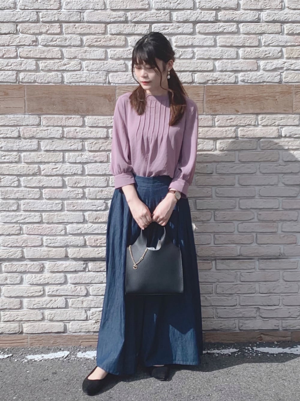 「秋コーデ、プチプラコーデ、フェミニン、オトナ女子、シャツ/ブラウス、デニムコーデ、パンプス、パープル、きれいめカジュアル、ボリューム袖、スカーチョ、プチプラ、きゅんかわブラウス、ブラウス×デニム、シューラルー」｜「DRESKIPの【藤本美貴さん着用商品】イージーケアピンタック袖パールブラウス（シャツ/ブラウス、パープル系）」を使った、かのさん（レディース・156cm）の秋コーディネートの1枚目の写真