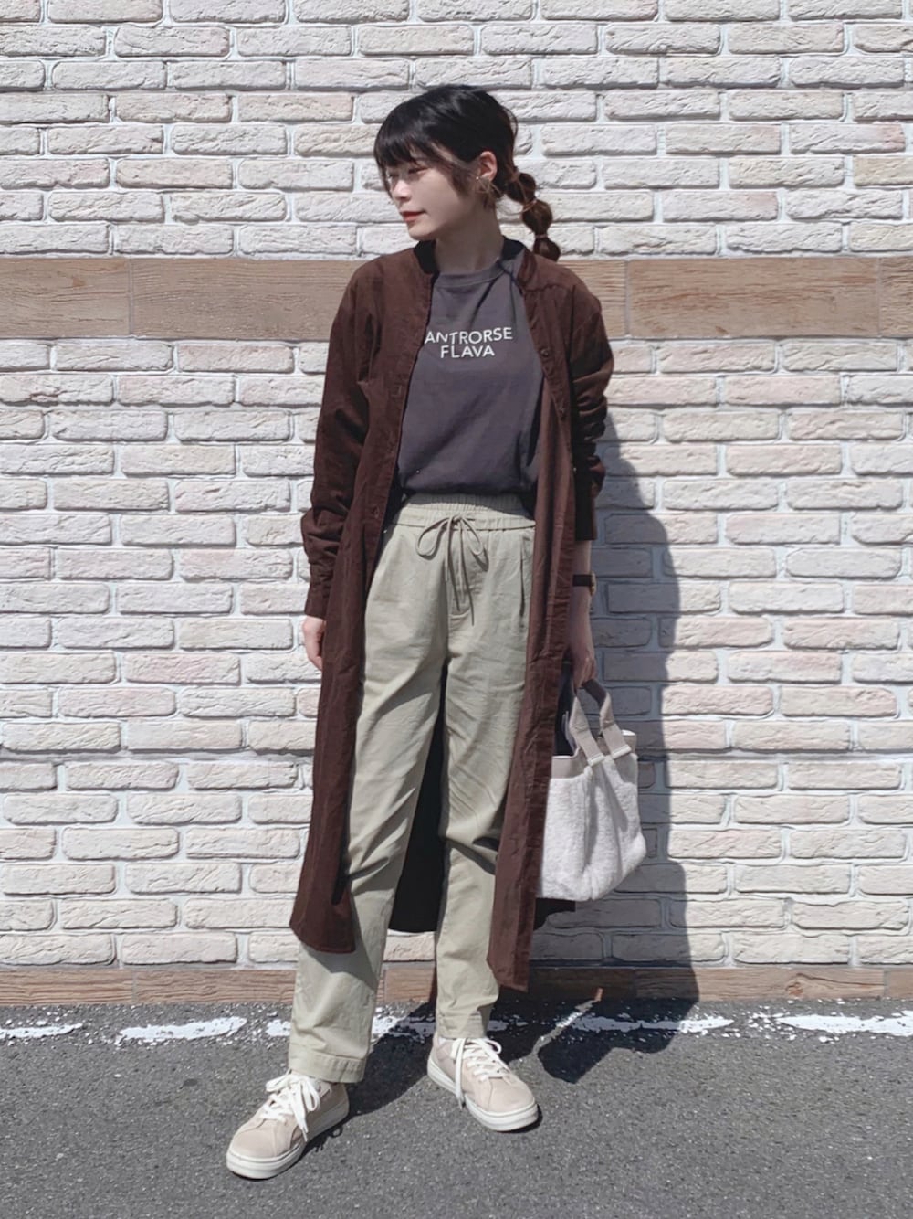グレー系のTシャツ/カットソー、ブラウン系のワンピース、ベージュ系のその他パンツを着用したレディースの秋コーディネートの1枚目の写真