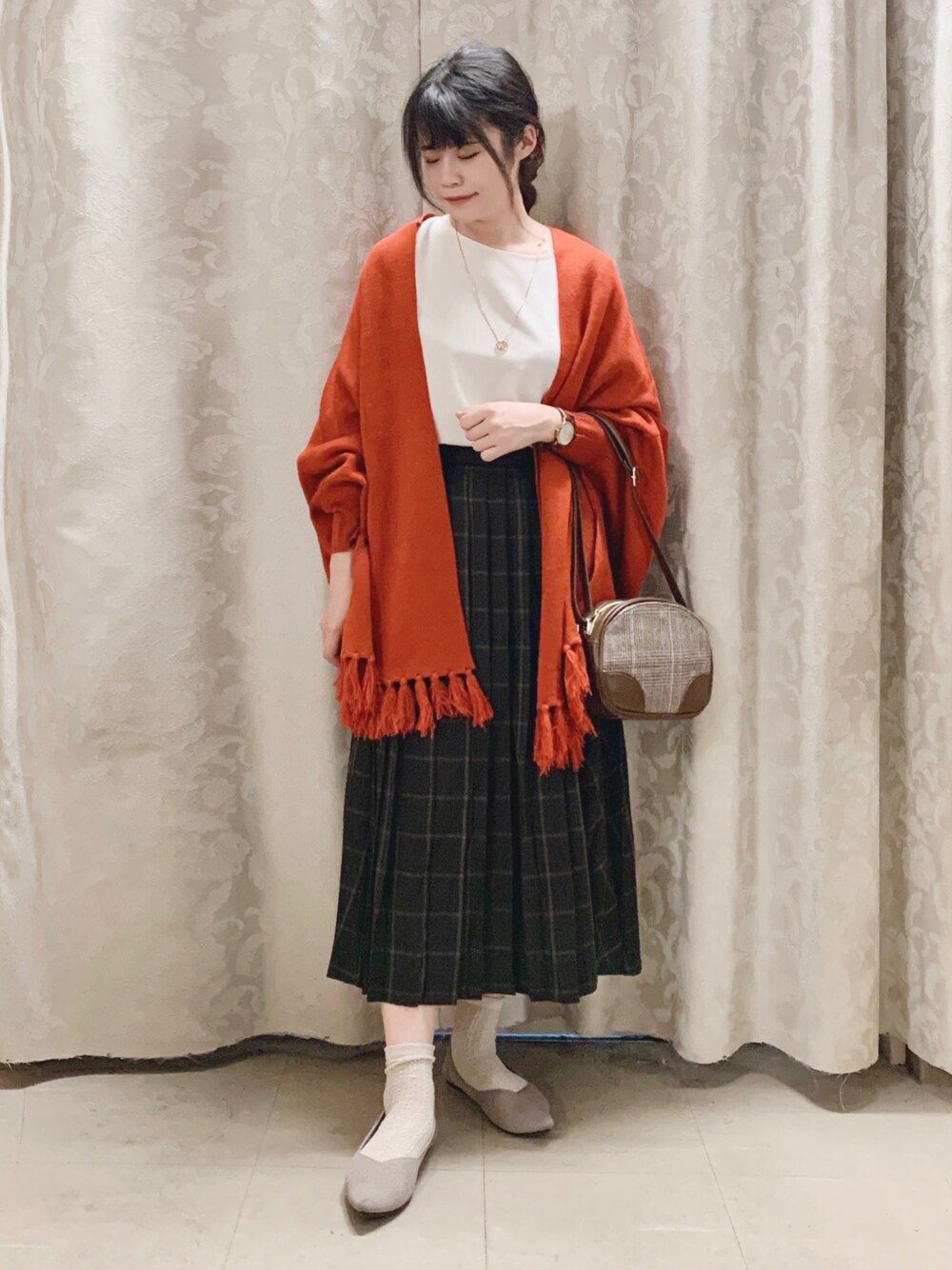 「秋のコーデ、ポンチョ、チェックスカート、休日コーデ、シューラルー、SHOO-LA-RUE、キレイめコーデ、秋冬コーデ、オトナ女子、DRESKIP」｜「SHOO・LA・RUEの体系カバーが叶う！フリンジ ポンチョ カーディガン（ポンチョ、オレンジ系）」を使った、かのさん（骨格ストレート・レディース・157cm）の秋コーディネートの1枚目の写真