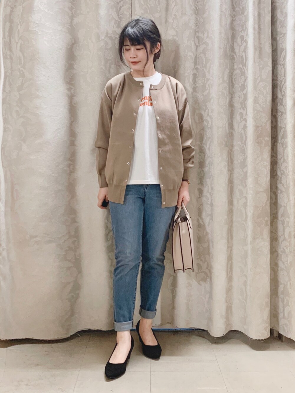「秋コーデ、大人カジュアル、秋服準備はじめました、カジュアル、パンツスタイル、デニム、ラクチンコーデ、プチプラコーデ、パンツコーデ、シンプルコーデ、パンプス、シューラルー」｜「SHOO・LA・RUEの大人気アイテム！スポンディッシュ リングドット カーディガン（カーディガン/ボレロ、ブラウン系）」を使った、かのさん（レディース・157cm）の秋コーディネートの1枚目の写真