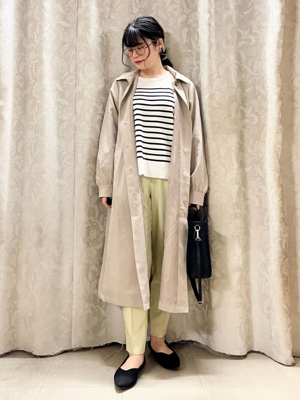 「シューラルー、DRESKIP、春服デビュー宣言、お出かけコーデ、大人カジュアル、春、カラーパンツ、ボーダー、コート、パンツスタイル、イエロー、今日のコーデ、パンプス、プチプラ、ニット」｜「DRESKIPのいつものコーデに彩りを【洗える】なめらかタッチ総針ニット（ニット/セーター、ブラック系）」を使った、かのさん（骨格ストレート・レディース・157cm）の春コーディネートの1枚目の写真