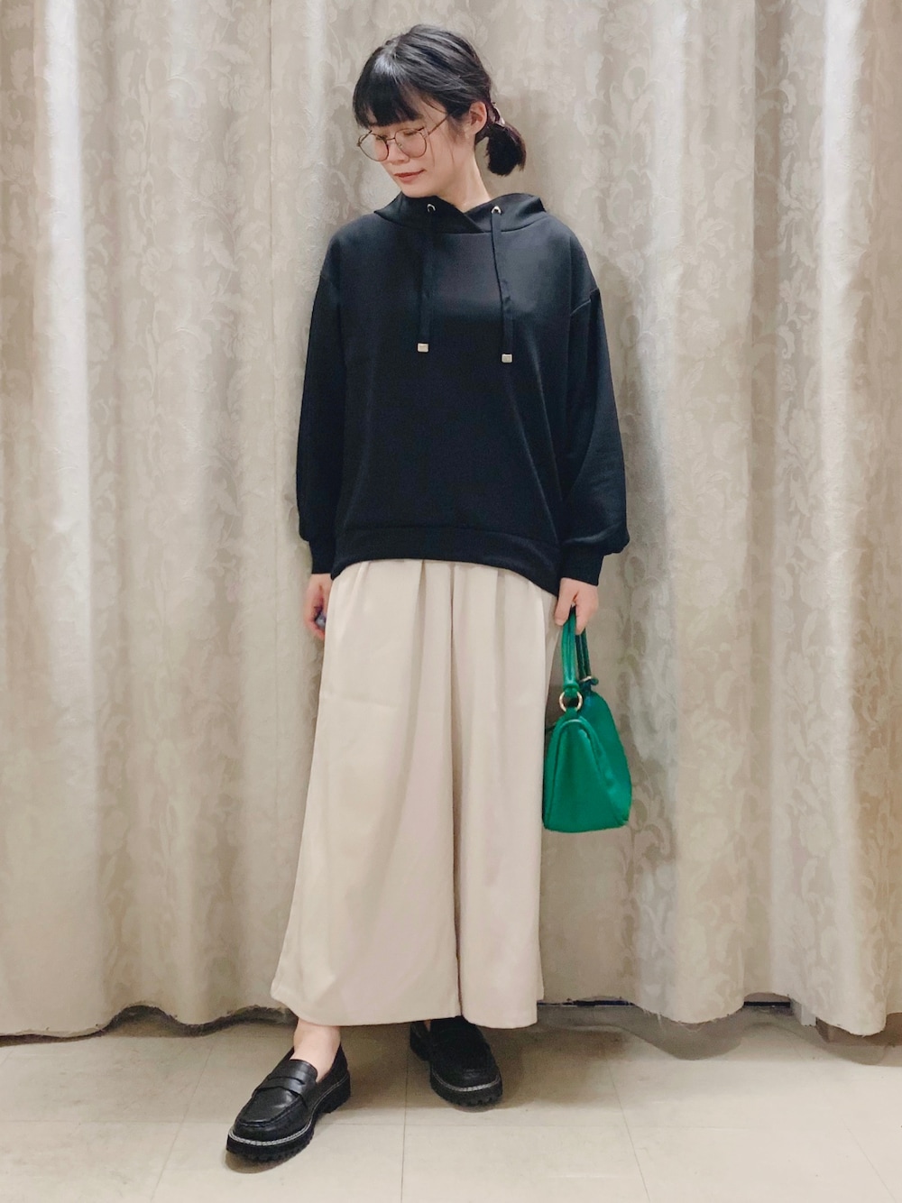 「ブラック、秋のコーデ、ワイドパンツ、パンツスタイル、リラックススタイル、カジュアルコーデ、秋、シューラルー、SHOO-LA-RUE、DRESKIP」｜「DRESKIPのもちさら抜け襟プルオーバー（パーカー、ブラック系）」を使った、かのさん（骨格ストレート・レディース・157cm）の秋コーディネートの1枚目の写真