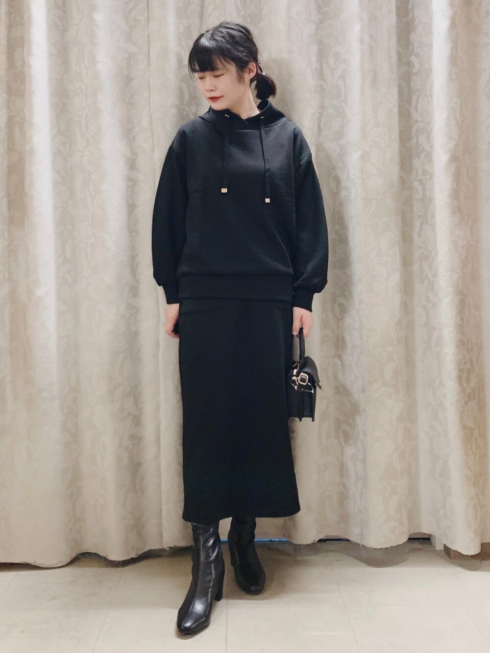 「シューラルー、SHOO-LA-RUE、DRESKIP、オールブラック、秋服、オトナ女子、ブラック、ブーツ、セットアップ、お出かけコーデ、プチプラ、秋コーデ、秋服コーデ、シンプルコーデ、ブーツスタイル」｜「DRESKIPのもちさら抜け襟プルオーバー（パーカー、ブラック系）」を使った、かのさん（骨格ストレート・レディース・157cm）の秋コーディネートの1枚目の写真