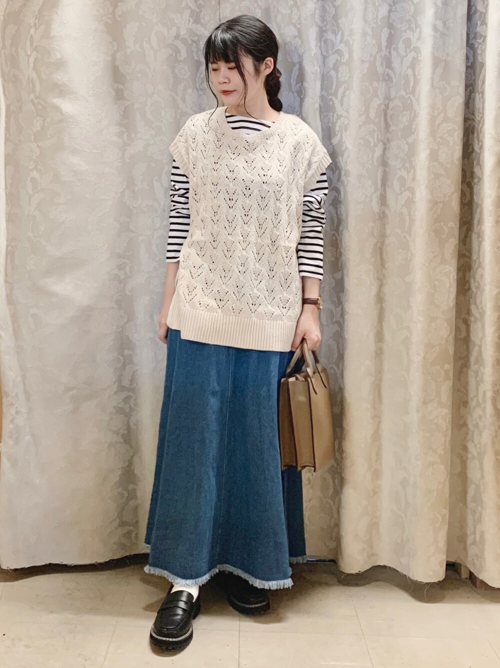 「シューラルー、SHOO-LA-RUE、休日スタイル、秋、シンプル、ニットベスト、ボーダー、デニム、スカートスタイル、デニムスカート、レイヤードスタイル、オトナカジュアル、ローファー、大人かわいい、大人カジュアル」｜「SHOO・LA・RUEの透かし柄 ゆるシルエット ベスト（ベスト、ベージュ系）」を使った、かのさん（骨格ストレート・レディース・157cm）の秋コーディネートの1枚目の写真