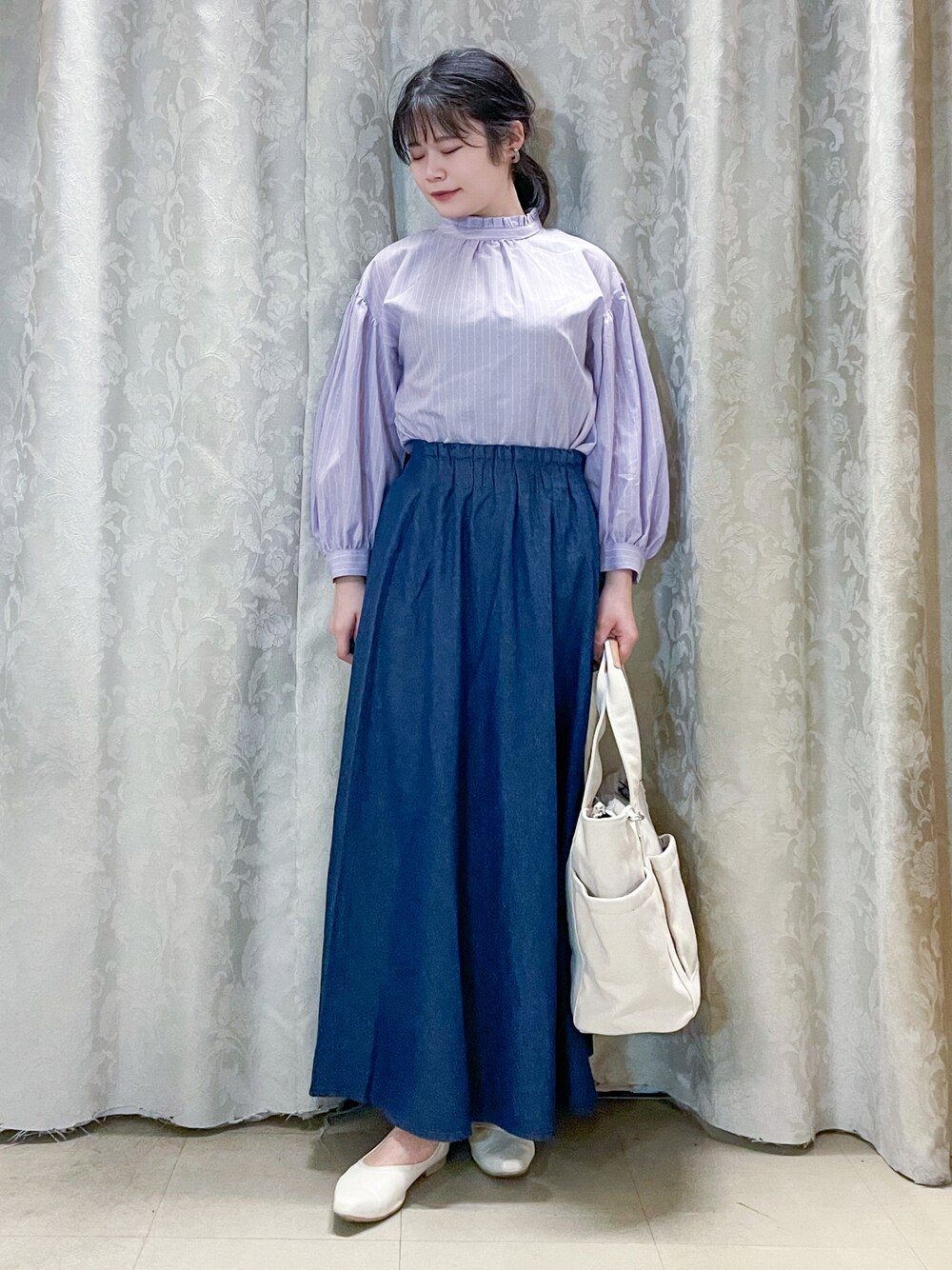 ピンク系のシャツ/ブラウス、ブルー系のデニムスカート、ホワイト系のパンプスを着用したレディースの春コーディネートの1枚目の写真