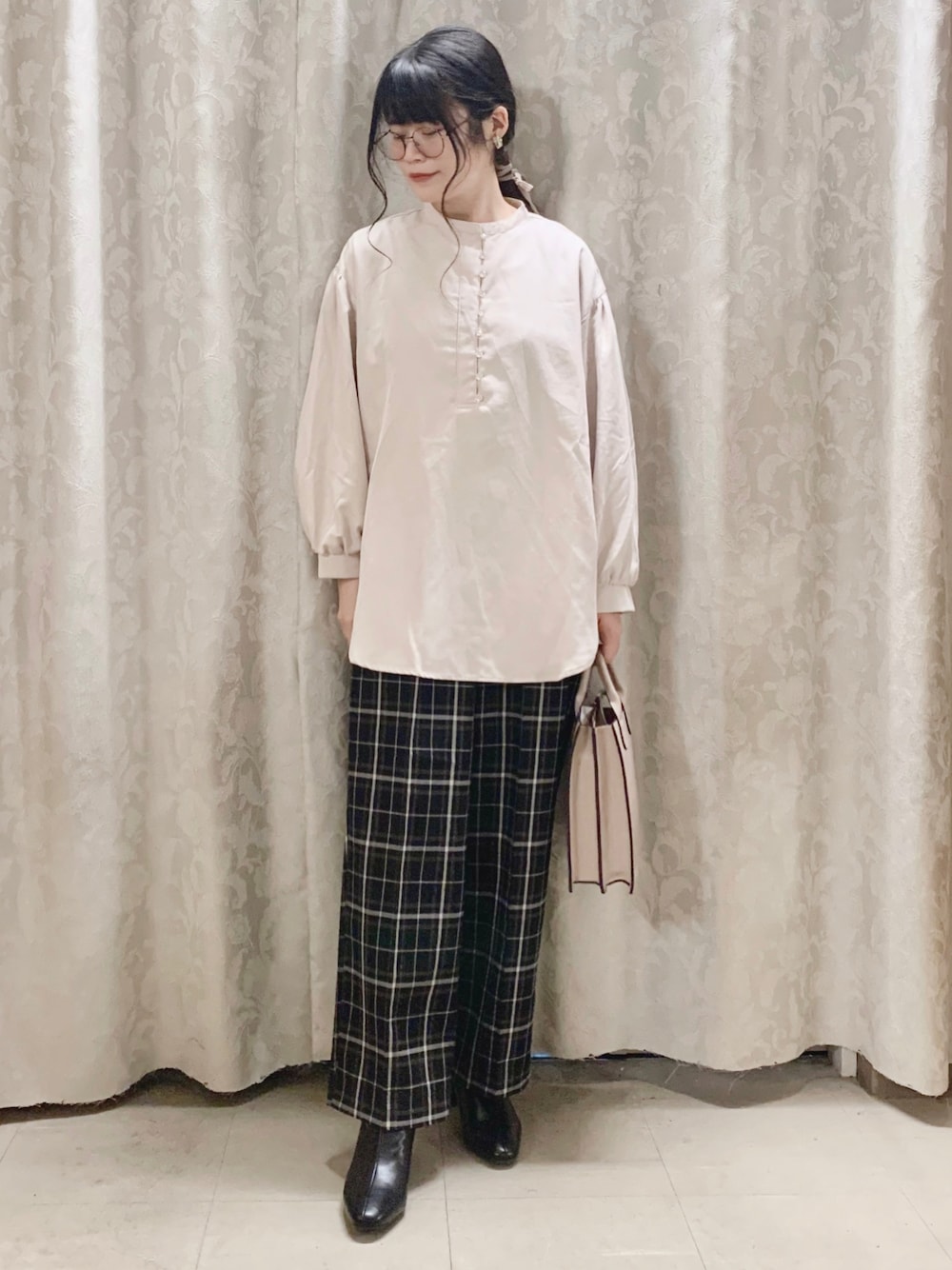 ホワイト系のシャツ/ブラウス、ブラック系のパンツ、グレー系のショルダーバッグを着用したレディースの秋コーディネートの1枚目の写真