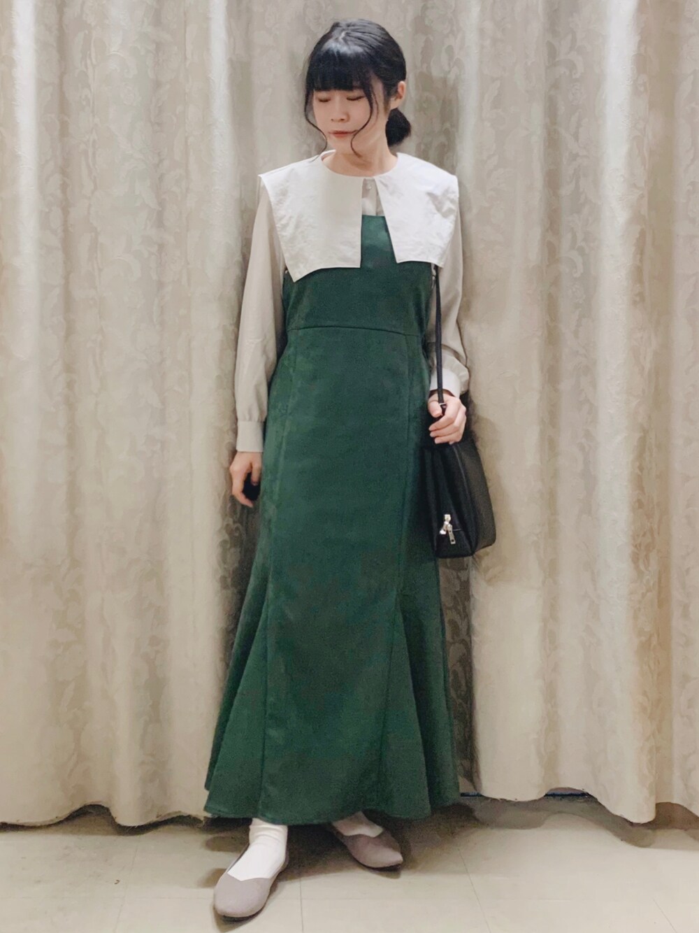 「ブラウス、グリーン、秋のコーデ、休日スタイル、プチプラ、セーラーカラー、キャミワンピ、シューラルー、ビッグカラー、オトナ女子」｜「DRESKIPの大人かわいい着こなしに！ビッグ襟セ－ラカラ－ブラウス（シャツ/ブラウス、ベージュ系）」を使った、かのさん（骨格ストレート・レディース・157cm）の秋コーディネートの1枚目の写真