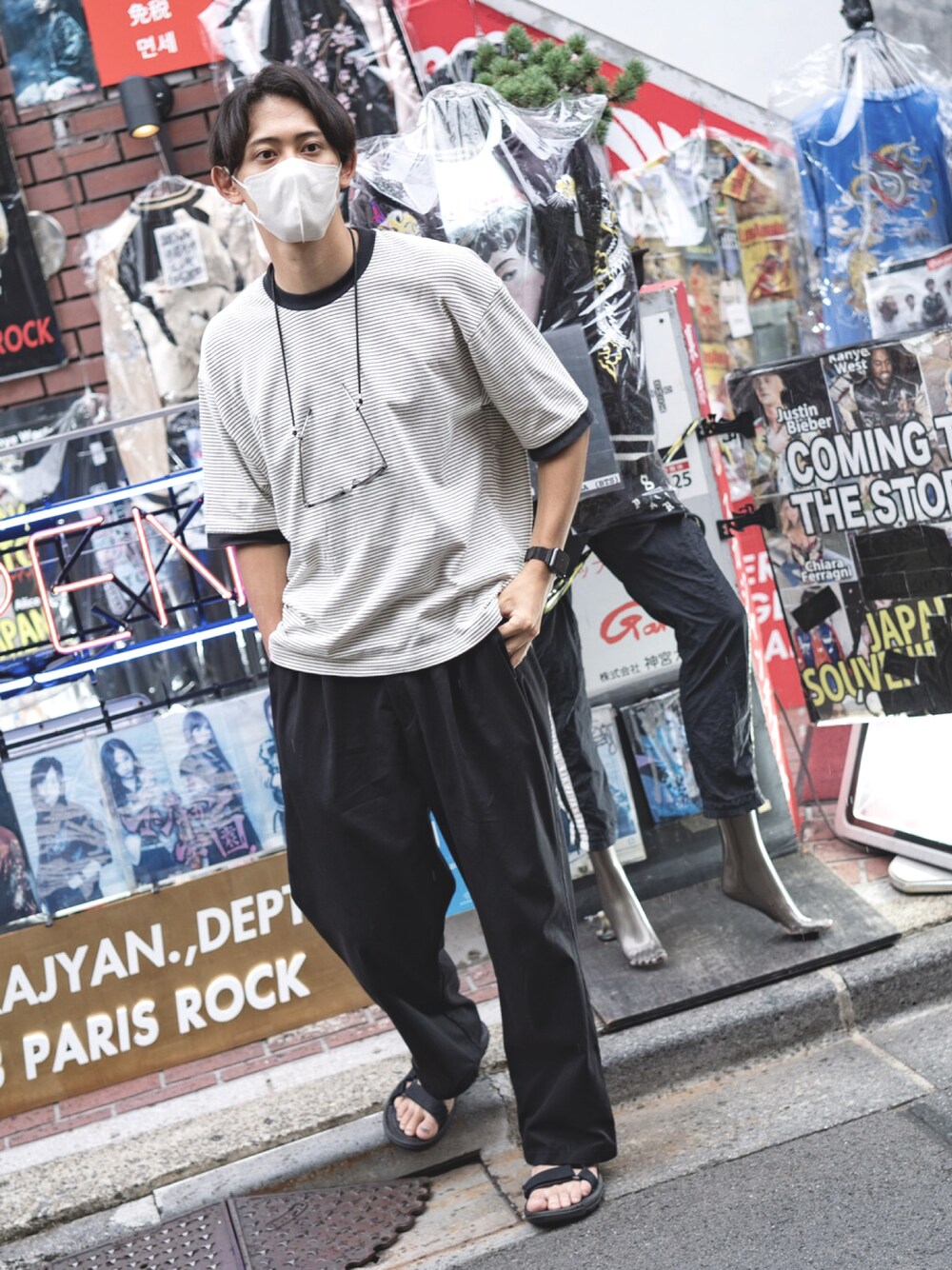 ブラック系のサンダル、ホワイト系のTシャツ/カットソーを着用したメンズの夏コーディネートの1枚目の写真