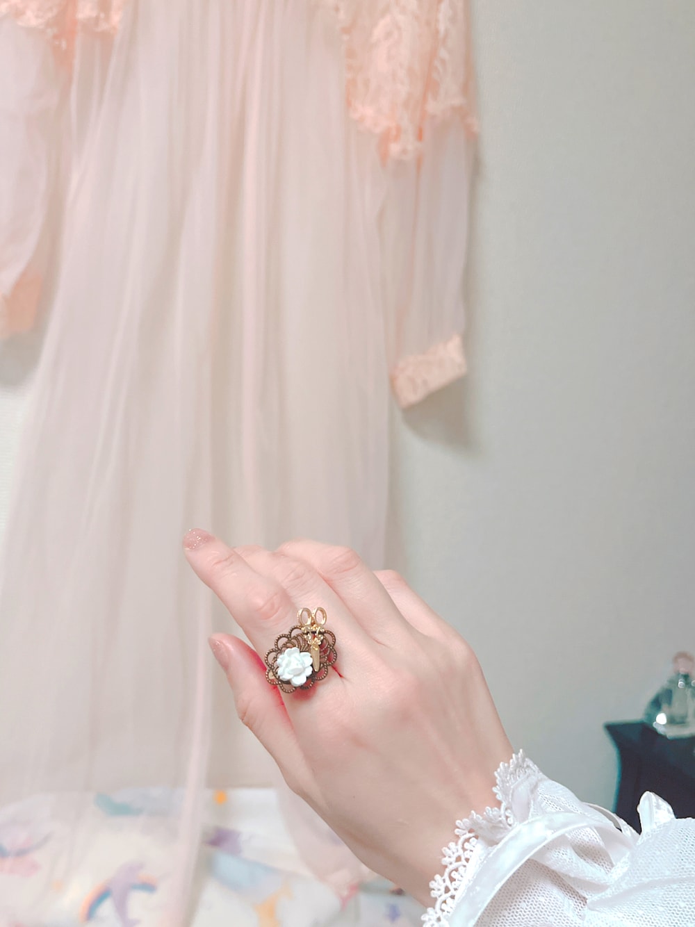 「ヴィンテージ、リング、香水、ガウン」｜「VINTAGEのアイテム（ガウン/バスローブ、ピンク系）」を使った、月光さん（レディース・163cm）の冬コーディネートの1枚目の写真