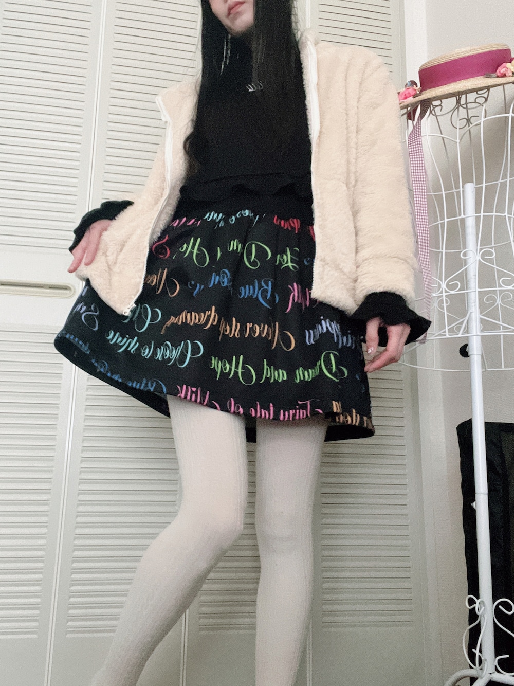 「ラクチンコーデ、黒、原宿系」｜「MILKのアイテム（スカート、ブラック系）」を使った、月光さん（レディース・163cm）の冬コーディネートの1枚目の写真