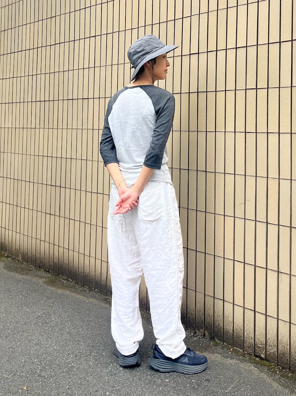 グレー系のTシャツ/カットソー、ホワイト系のその他パンツ、ブラック系のスニーカーを着用したレディースの夏コーディネートの1枚目の写真