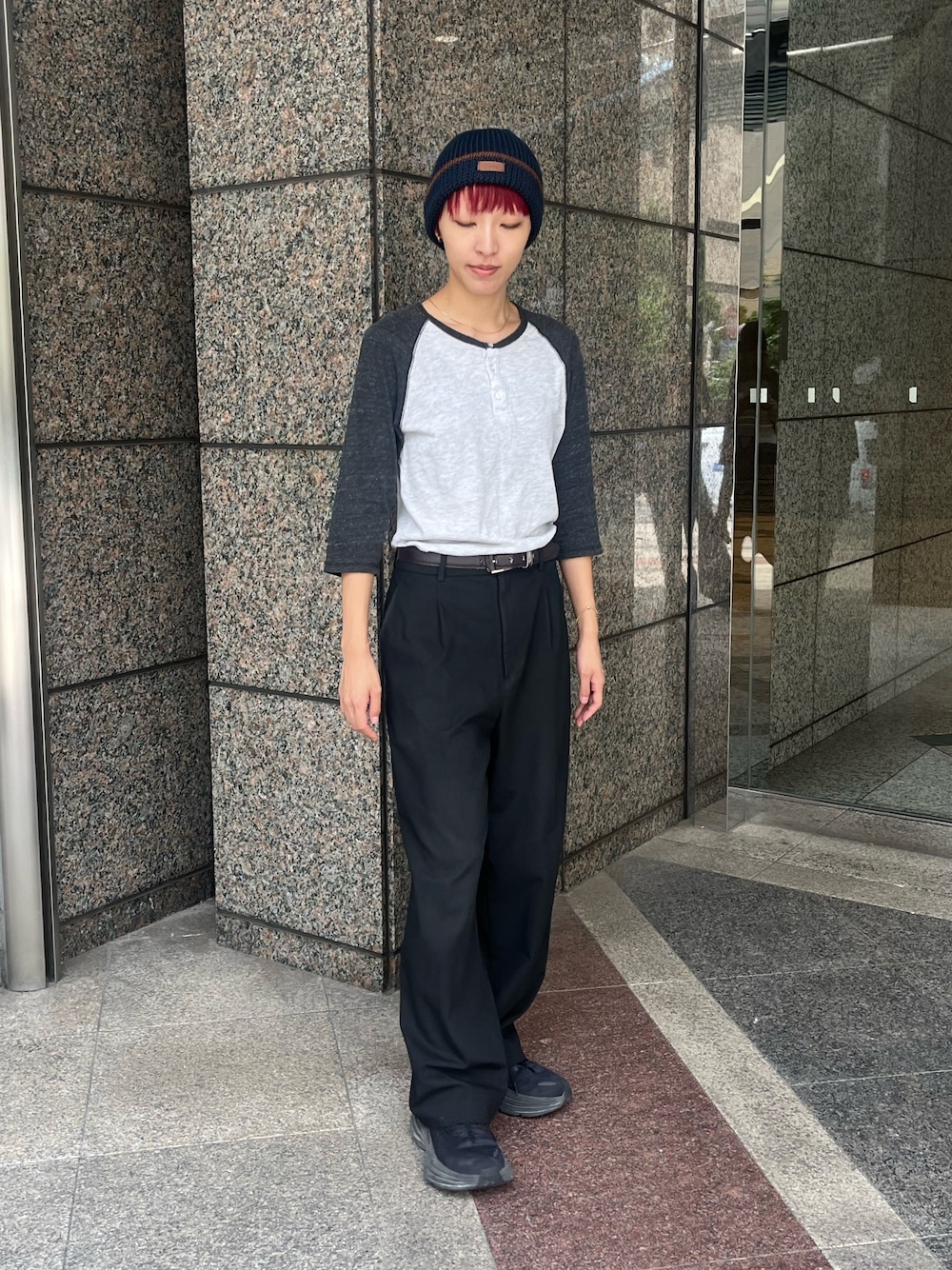 グレー系のTシャツ/カットソー、ブラック系のスラックス、ブラック系のスニーカーを着用したレディースの夏コーディネートの1枚目の写真