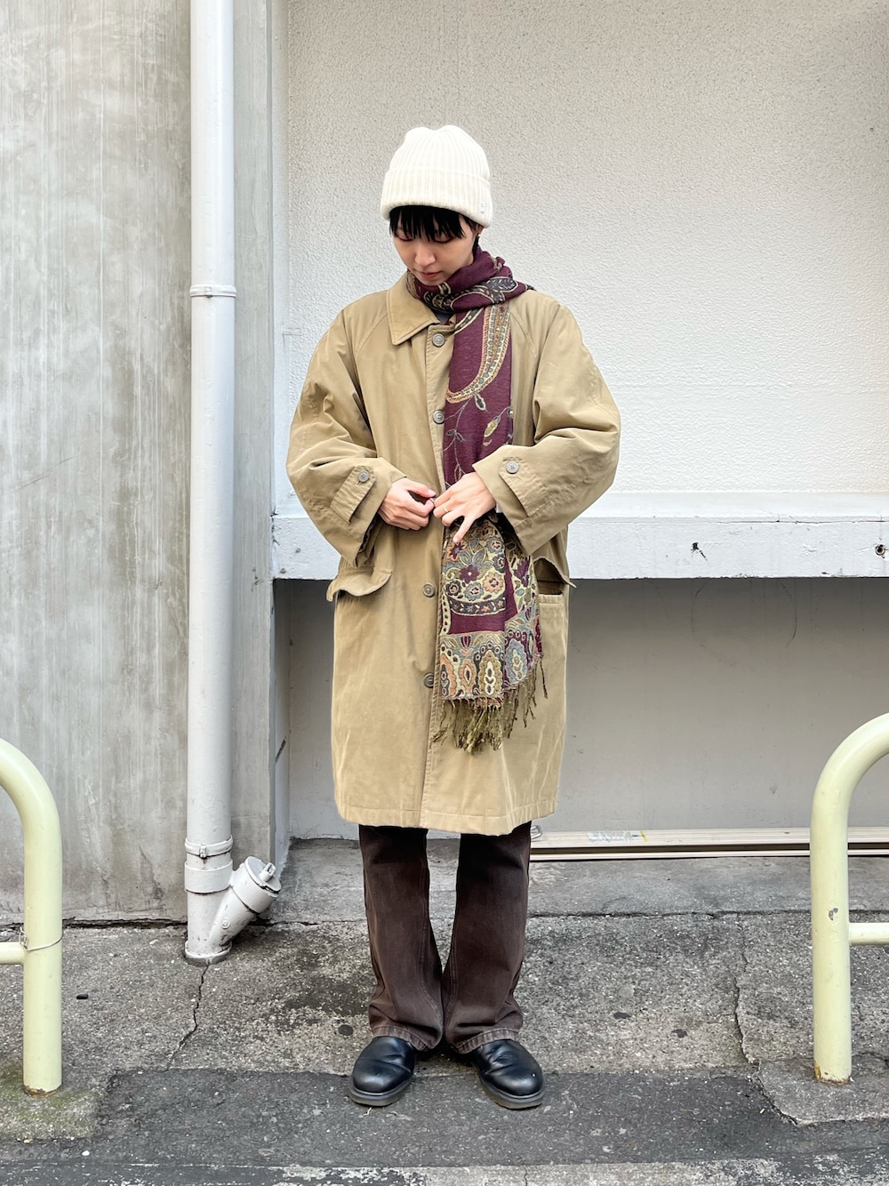 ベージュ系のジャケット/アウター、ブラウン系のデニムパンツ、ブラック系のブーツを着用したレディースの冬コーディネートの1枚目の写真