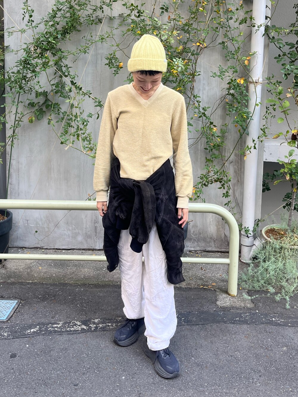 イエロー系のトップス、ホワイト系のその他パンツ、ブラック系のジャケット/アウターを着用したレディースの秋コーディネートの1枚目の写真