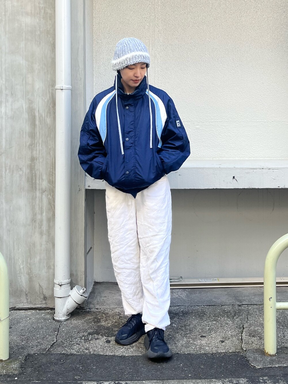 「カジュアルスタイル、ラフコーデ、スニーカーコーデ、ビーニー、カオリノモリ、kaorinomori、白パンツ、古着、古着MIX」｜「USEDのアイテム（その他パンツ、ホワイト系）」を使った、Rionさん（レディース・164cm）の冬コーディネートの1枚目の写真