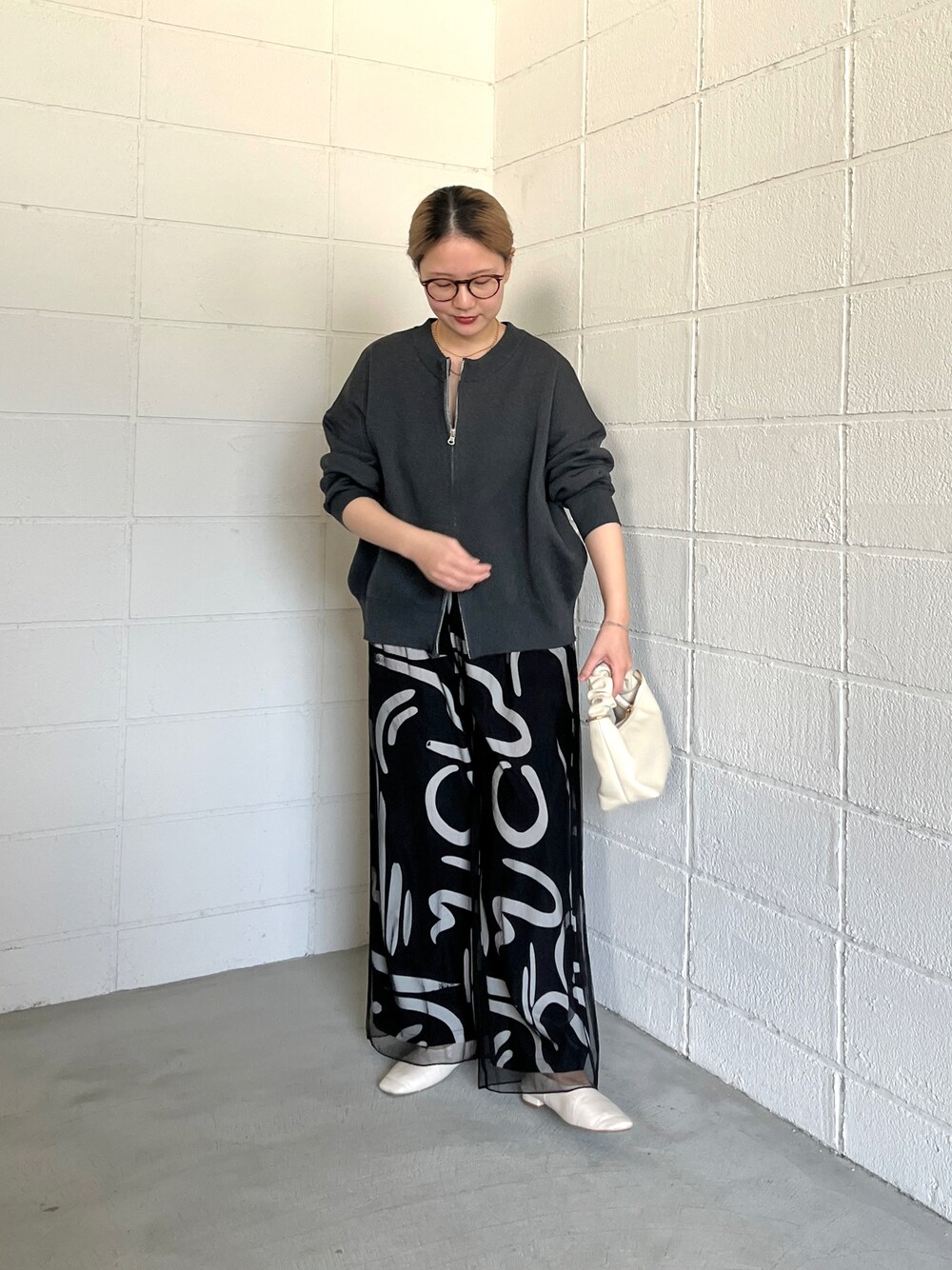「Bou Jeloudのスウェットライクカーディガン（カーディガン/ボレロ、グレー系）」を使った、TSUKIさん（レディース・153cm）の春コーディネートの1枚目の写真