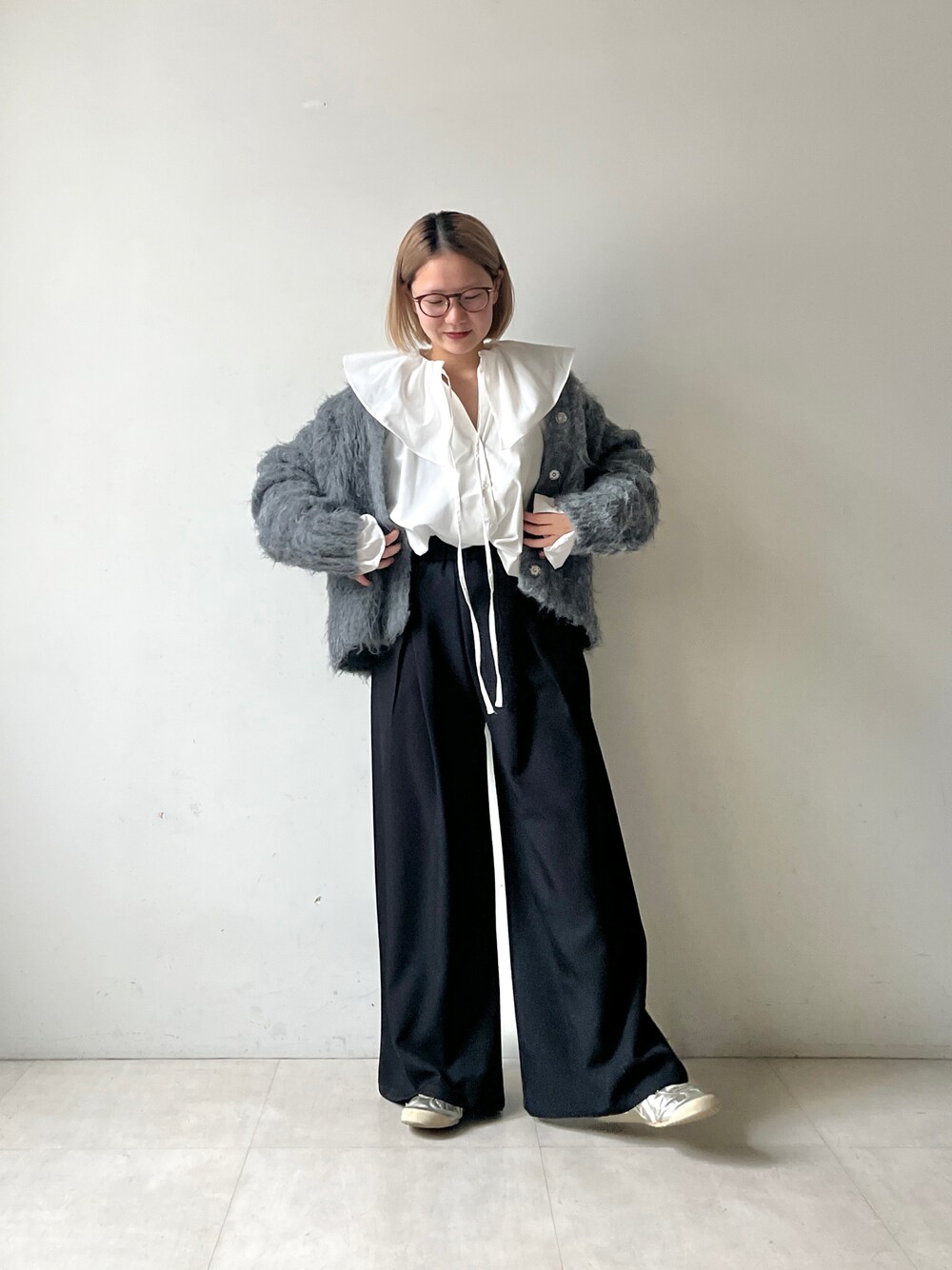 「低身長、低身長コーデ、シャツスタイル」｜「Bou Jeloudのフリルブラウス（シャツ/ブラウス、ホワイト系）」を使った、TSUKIさん（レディース・153cm）の冬コーディネートの1枚目の写真