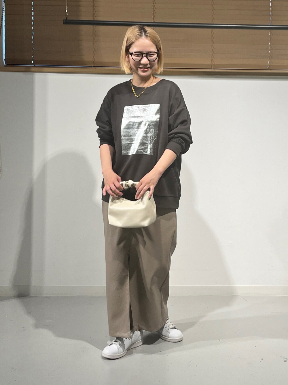 「Bou Jeloudの箔プリント裏毛プルオーバー（Tシャツ/カットソー、グレー系）」を使った、TSUKIさん（レディース・153cm）の秋コーディネートの1枚目の写真