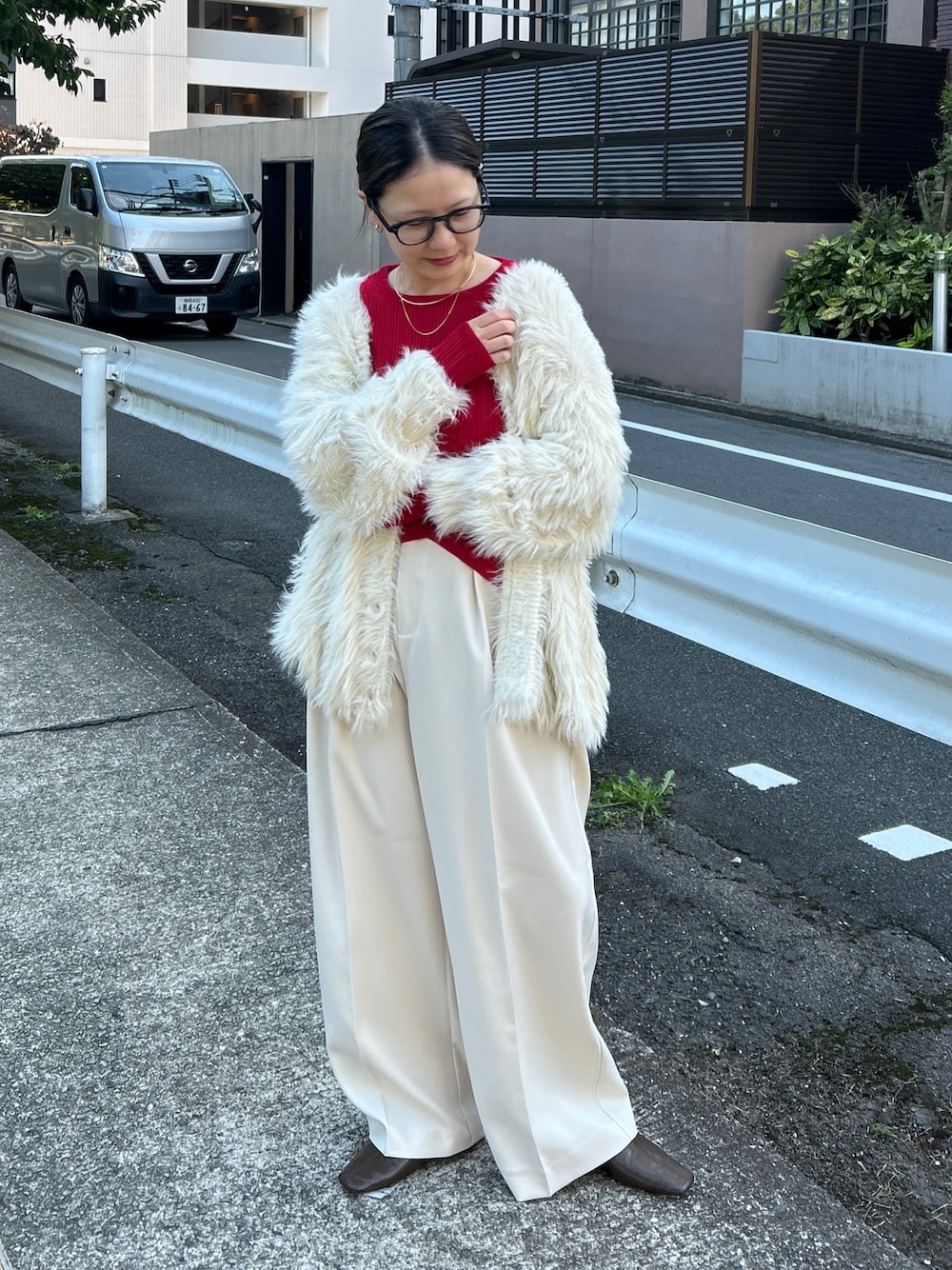 その他のカーディガン/ボレロ、レッド系のニット/セーターを着用したレディースの秋コーディネートの1枚目の写真