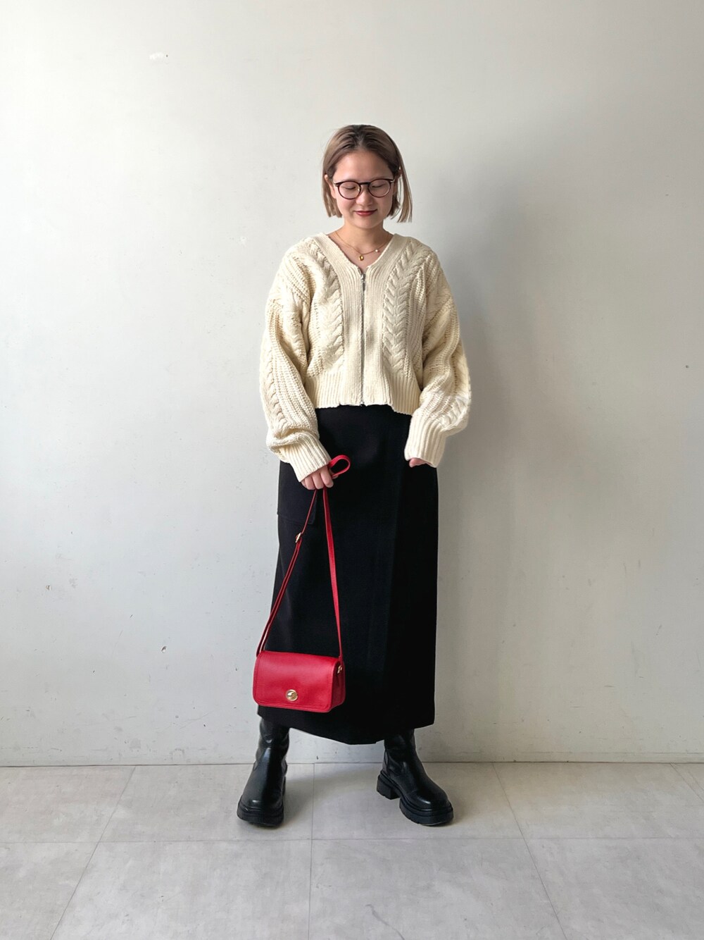 「低身長、低身長コーデ、ニット、スカート」｜「Bou Jeloudのケーブルニットカーディガン（カーディガン/ボレロ、ホワイト系）」を使った、TSUKIさん（レディース・153cm）の冬コーディネートの1枚目の写真