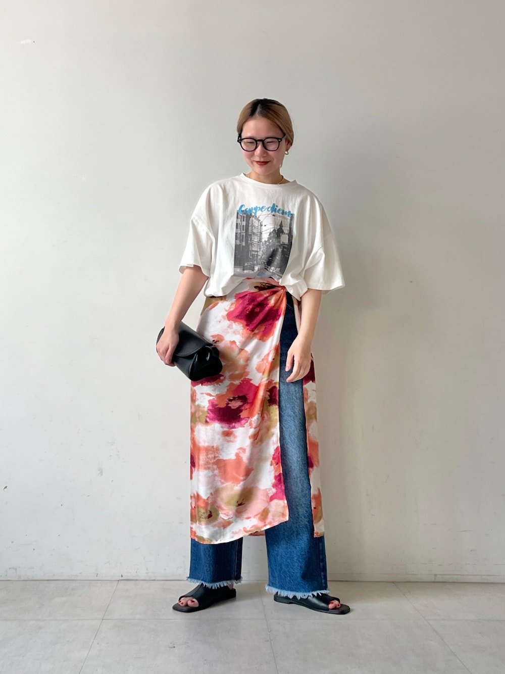 「スカーフ、デニム、夏コーデ、低身長、低身長コーデ」｜「Bou JeloudのタウンフォトカラーロゴＴシャツ（Tシャツ/カットソー、ホワイト系）」を使った、TSUKIさん（レディース・153cm）の春コーディネートの1枚目の写真