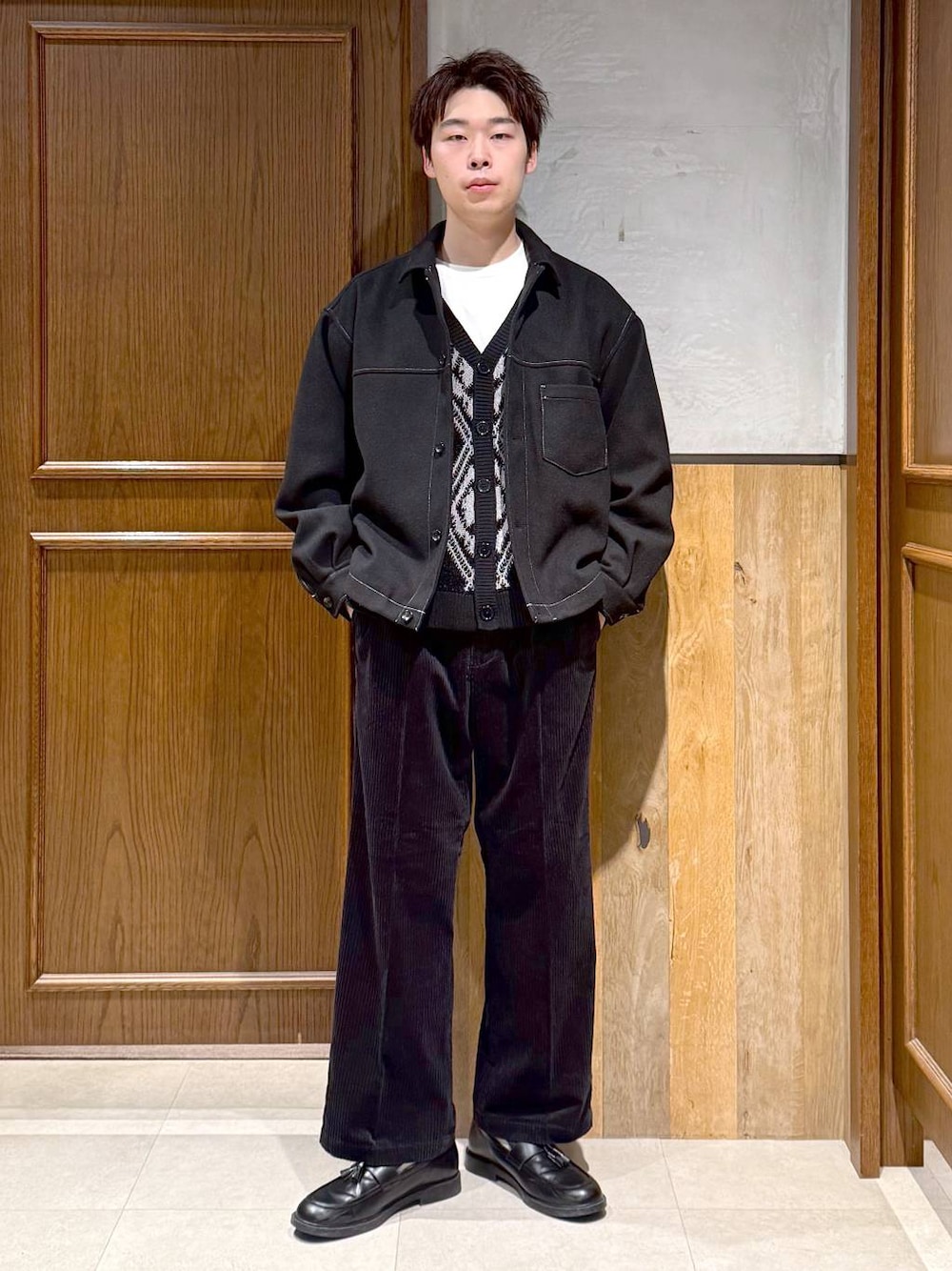 ブラック系のスラックス、ブラック系のブルゾン、ブラック系のカーディガン/ボレロを着用したメンズの秋コーディネートの1枚目の写真