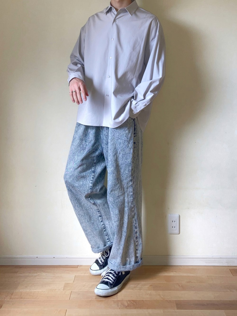 グレー系のシャツ/ブラウス、ブルー系のデニムパンツ、ブラック系のスニーカーを着用したメンズの秋コーディネートの1枚目の写真
