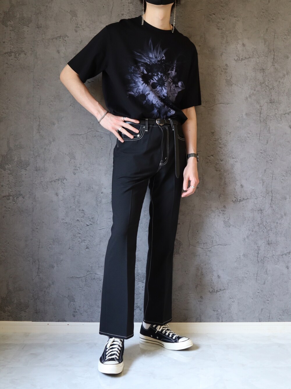 ブラック系のTシャツ/カットソー、ブラック系のその他パンツ、ブラック系のスニーカーを着用したメンズの春コーディネートの1枚目の写真
