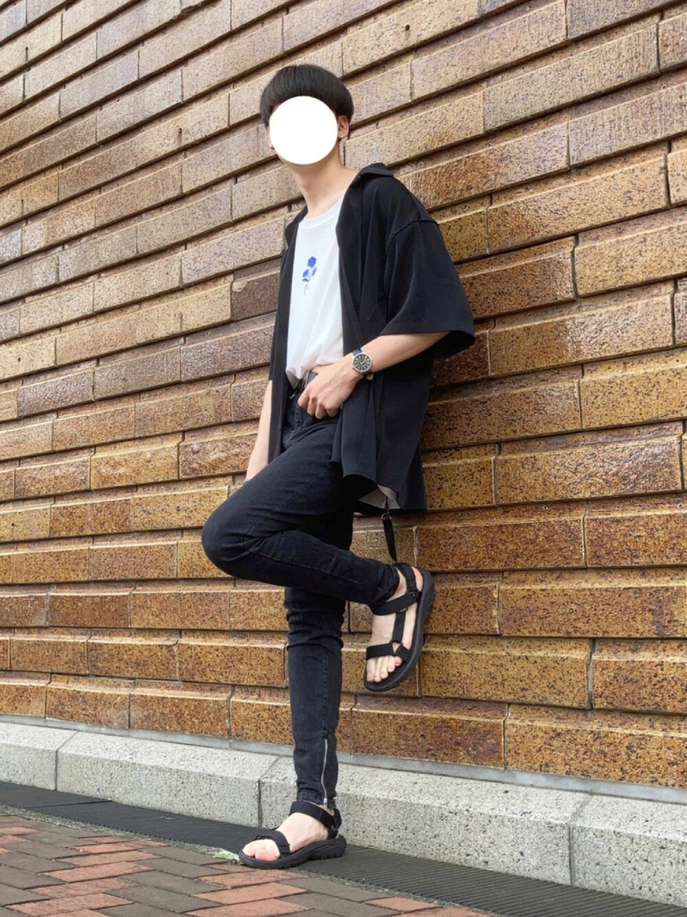 ホワイト系のTシャツ/カットソー、ブラック系のシャツ/ブラウス、ブラック系のデニムパンツを着用したメンズの夏コーディネートの1枚目の写真