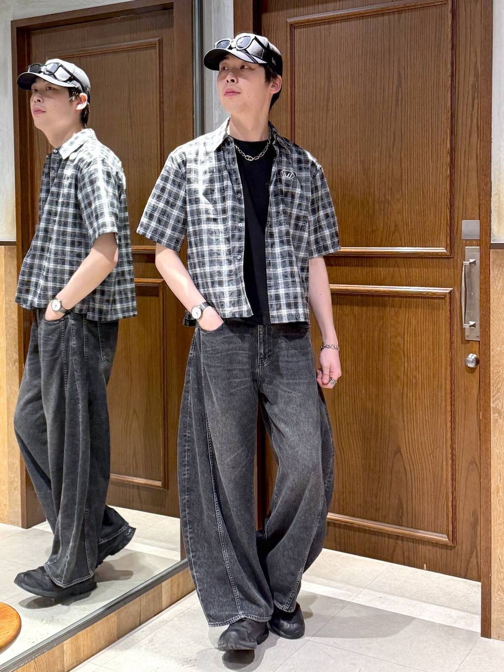 グレー系のデニムパンツ、ブラック系のシャツ/ブラウス、ブラック系のTシャツ/カットソーを着用したメンズの春コーディネートの1枚目の写真