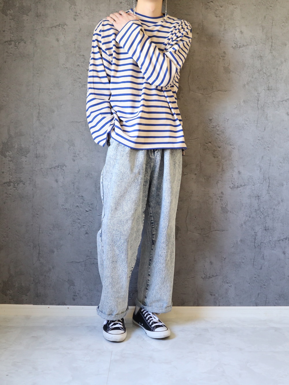 ベージュ系のTシャツ/カットソー、ブルー系のデニムパンツ、その他のおもちゃを着用したメンズの春コーディネートの1枚目の写真