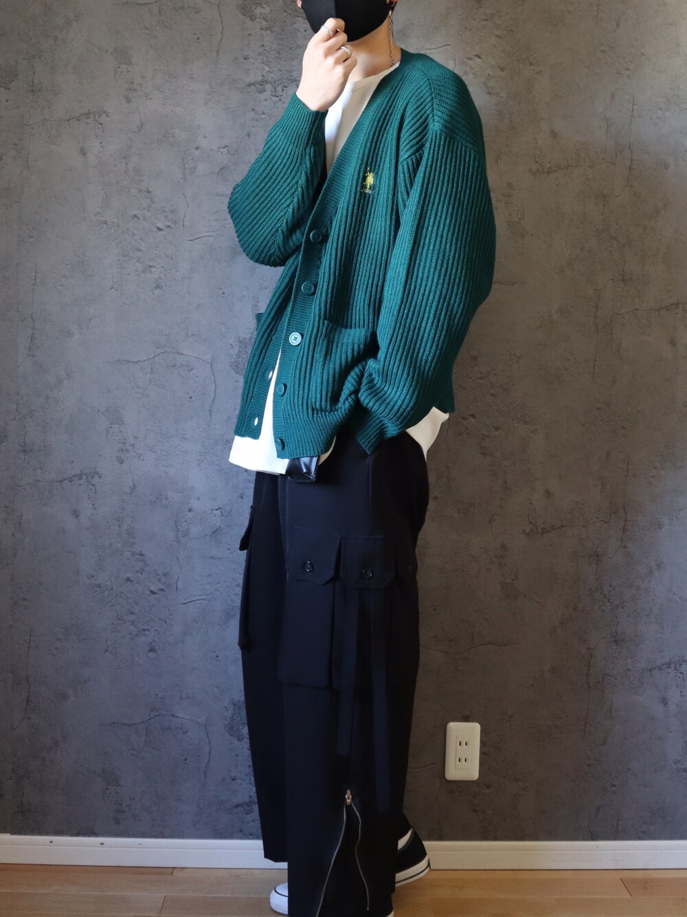 ブラック系のカーゴパンツ、グリーン系のカーディガン/ボレロ、ホワイト系のTシャツ/カットソーを着用したメンズの冬コーディネートの1枚目の写真