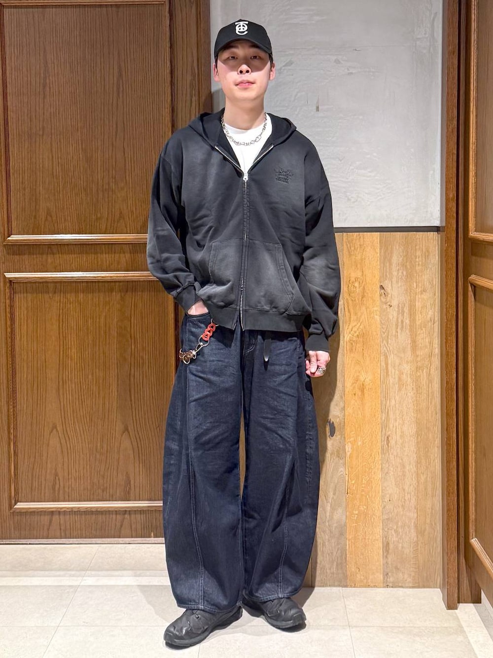 ホワイト系のTシャツ/カットソー、ブラック系のパーカー、ブルー系のデニムパンツを着用したメンズの春コーディネートの1枚目の写真