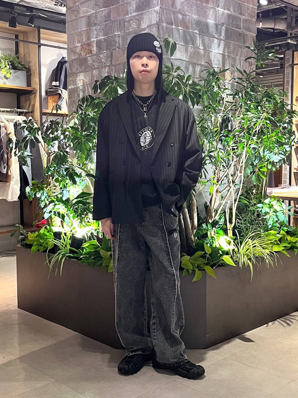 ブラック系のテーラードジャケット、ブラック系のスウェット、グレー系のデニムパンツを着用したメンズの冬コーディネートの1枚目の写真