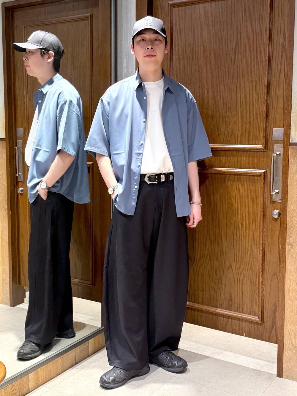 ブルー系のシャツ/ブラウス、ホワイト系のTシャツ/カットソー、ブラック系のスラックスを着用したメンズの春コーディネートの1枚目の写真