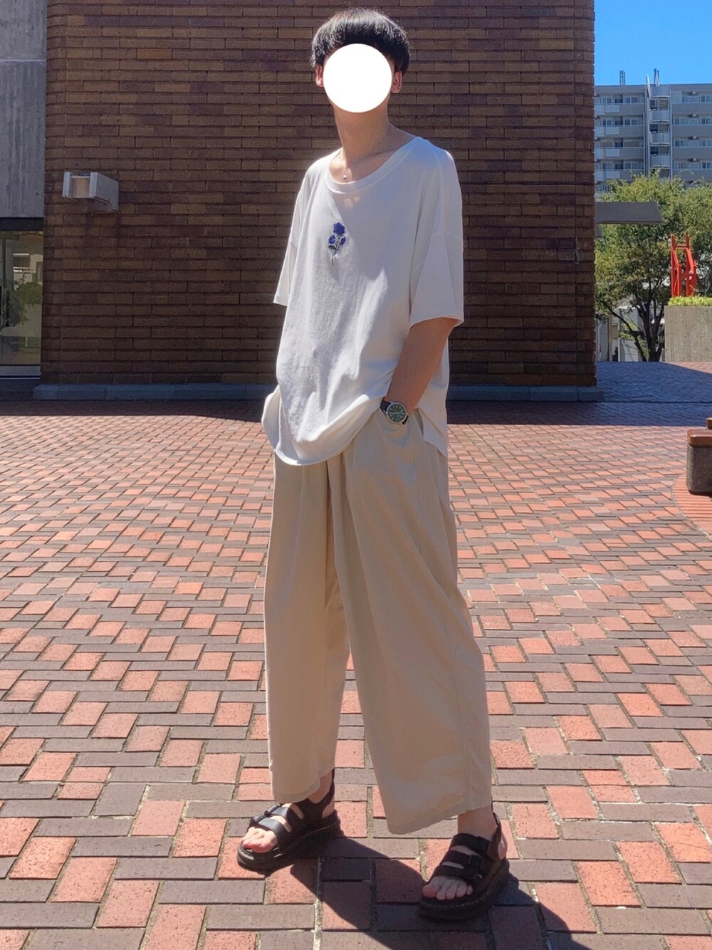 ホワイト系のTシャツ/カットソー、ホワイト系のその他パンツ、ブラック系のサンダルを着用したメンズの夏コーディネートの1枚目の写真