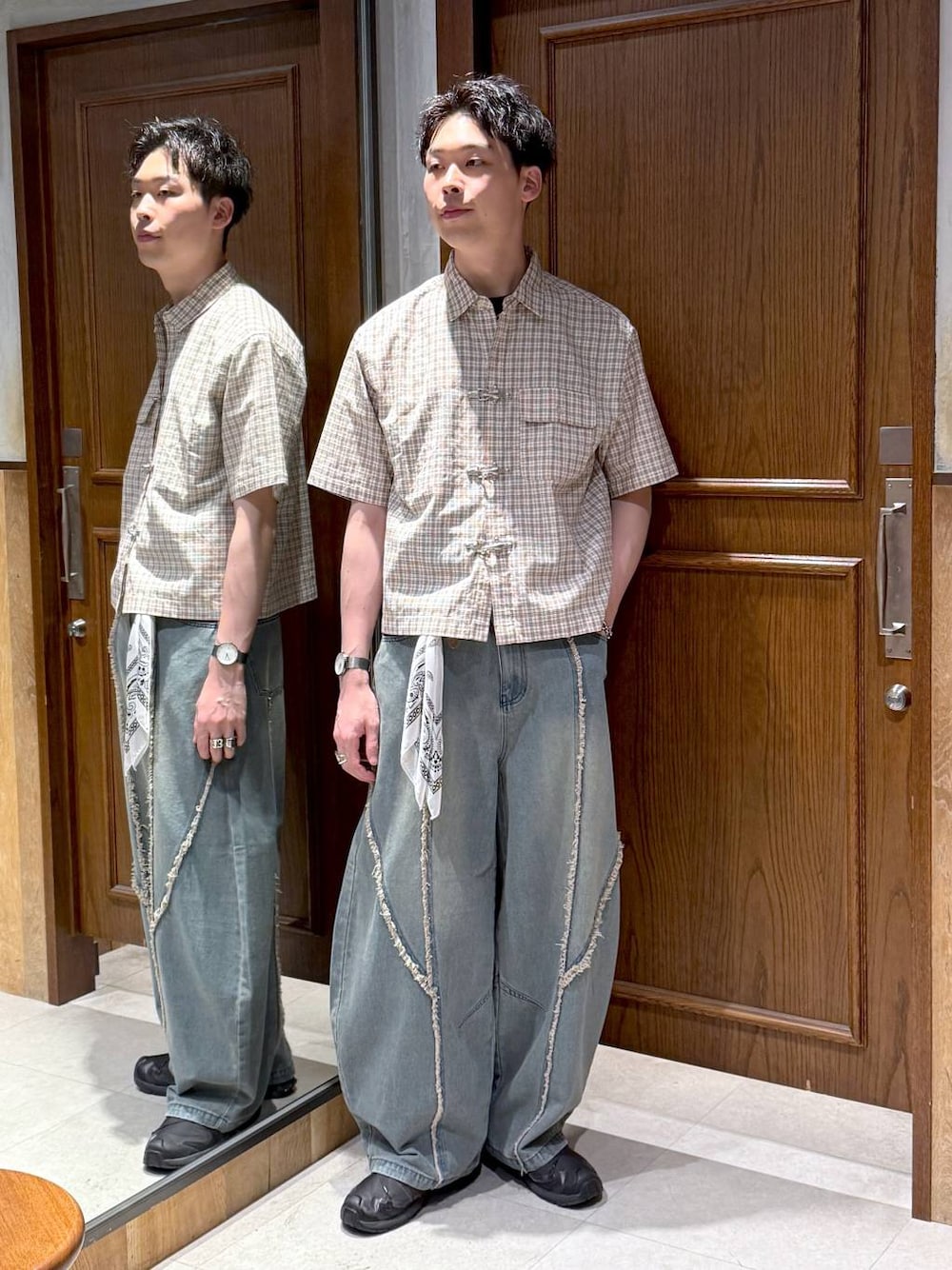 ブルー系のデニムパンツ、ベージュ系のシャツ/ブラウスを着用したメンズの夏コーディネートの1枚目の写真