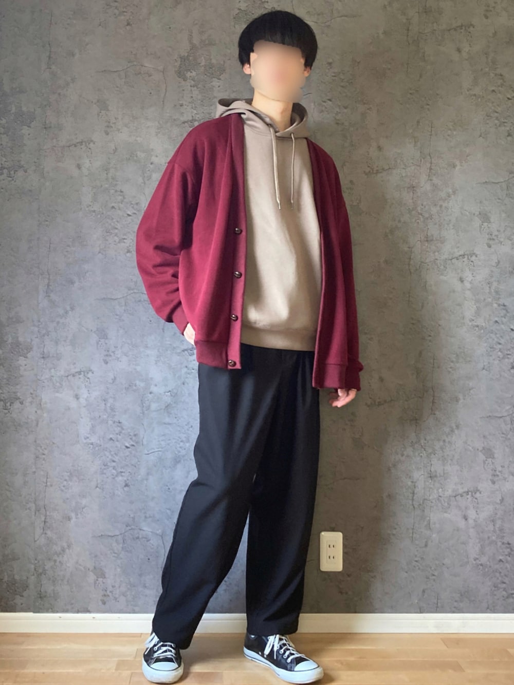 レッド系のカーディガン/ボレロ、ブラック系のその他パンツ、ブラック系のスニーカーを着用したメンズの秋コーディネートの1枚目の写真